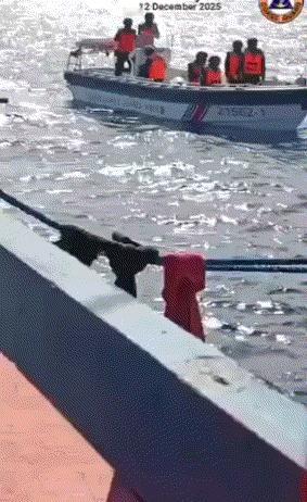 水炮就是给力！菲律宾20艘船冲闯仙宾礁，中国海警果断出手，菲方3人当场受伤 