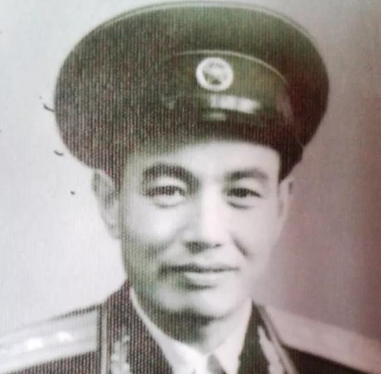 🌛1944年8月，日本兵突然将看守所的大门打开，翻译官对着8名八路军战士说