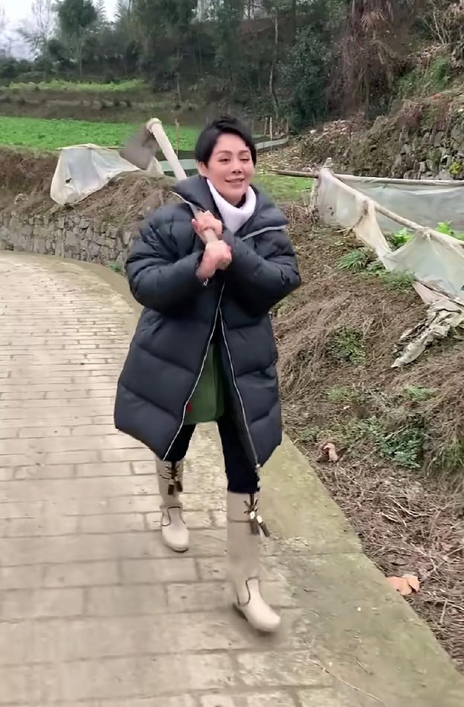 不管你在外是多大的腕，多顶流的明星，一回老家，照样还是得撸起袖子干农活。近日