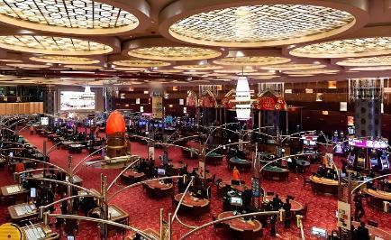 澳门赌场有个耐人寻味的现象：要是你运气好赢了2000万，想揣钱走人，赌场大门敞开