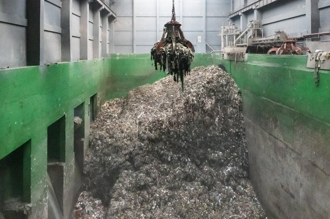 你敢相信吗？我们每天随手扔掉的生活垃圾，竟然是一门超级暴利的生意！很多人都好奇，