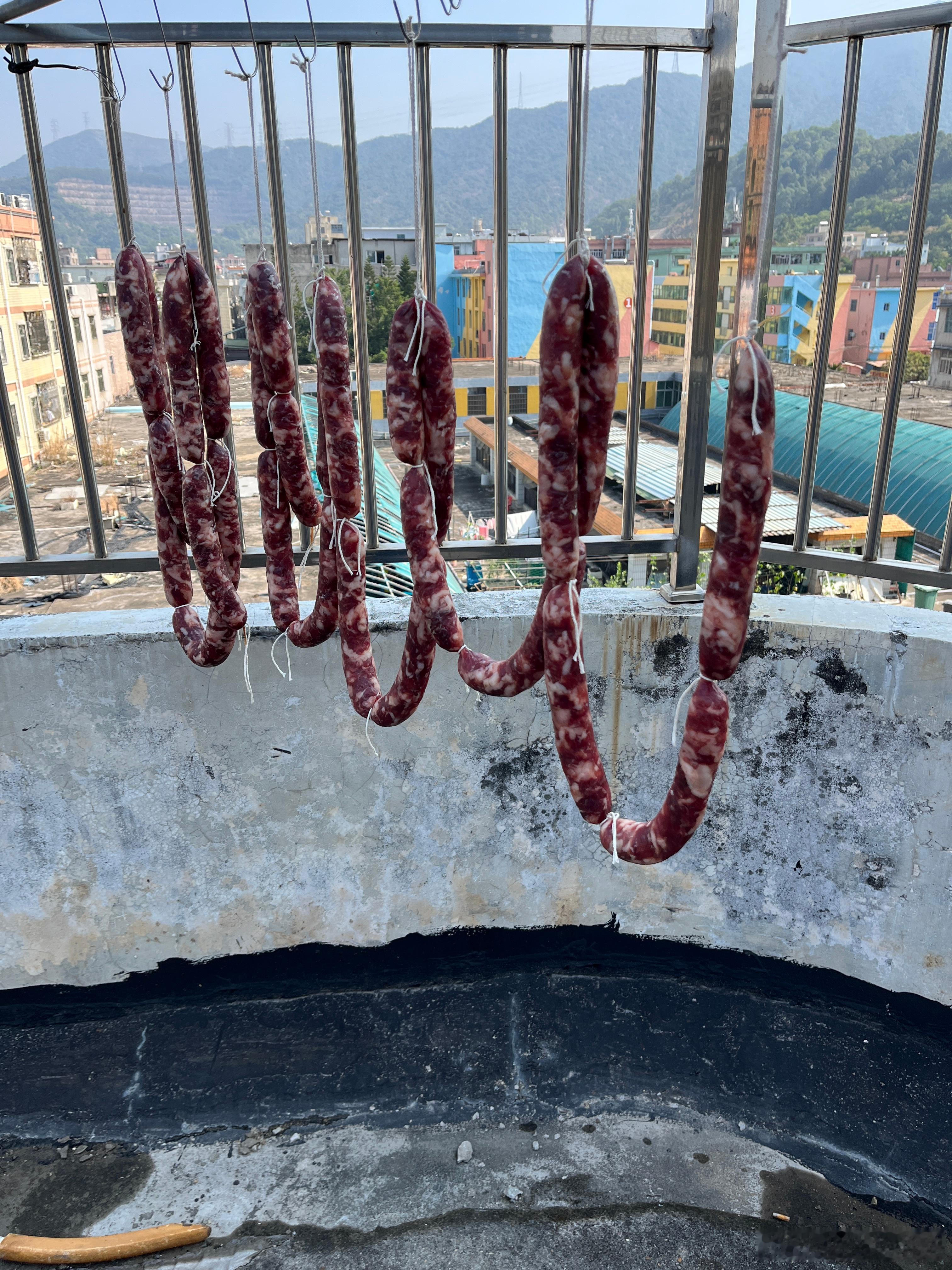 今天偷吃了，吃了腊肠，带娃来爷爷这里，公公煮了好几个菜，没忍住，真的很好吃，好香