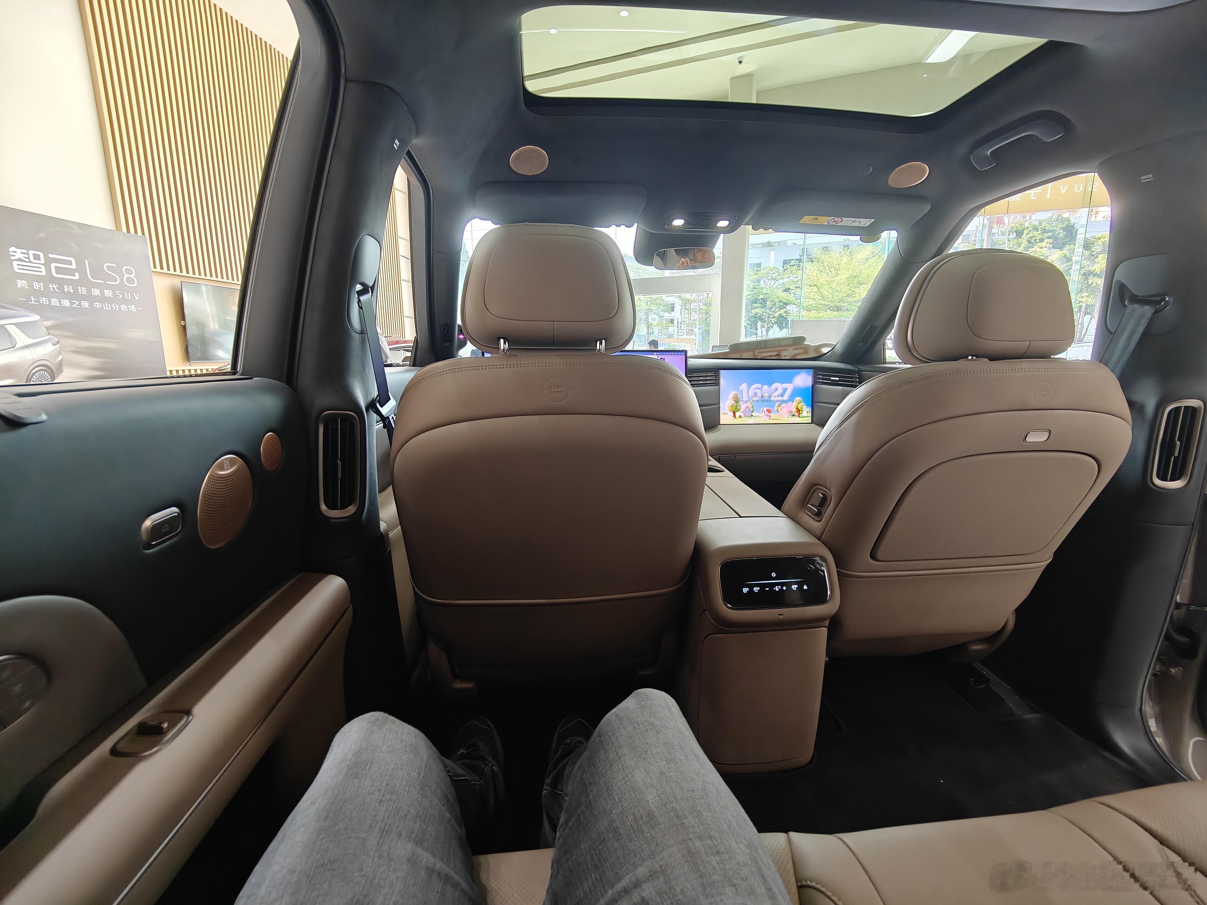 智己LS8这就是大五座吗？腿部空间简直离谱