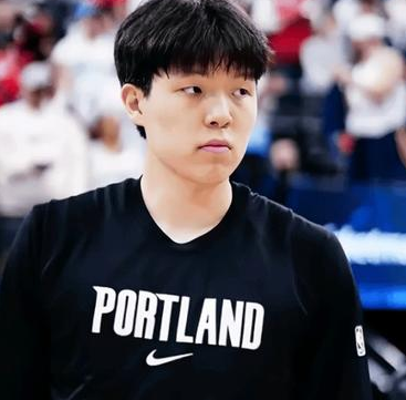 杨瀚森在开拓者的日常训练赛后加练了折返跑。据开拓者主教练斯普利特接受采访时透露，