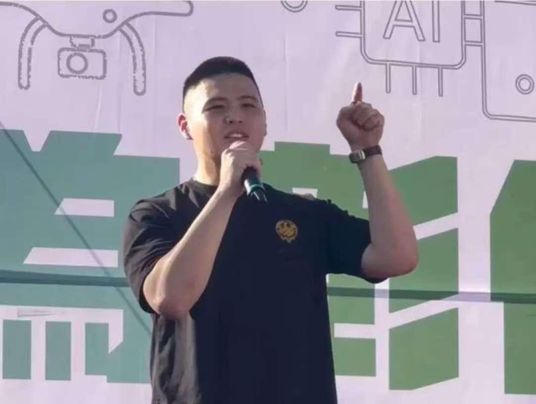 被大陆通缉的“顽固台独网红”闽南狼再出来叫嚣大陆了！在11月16日，继周四上演的