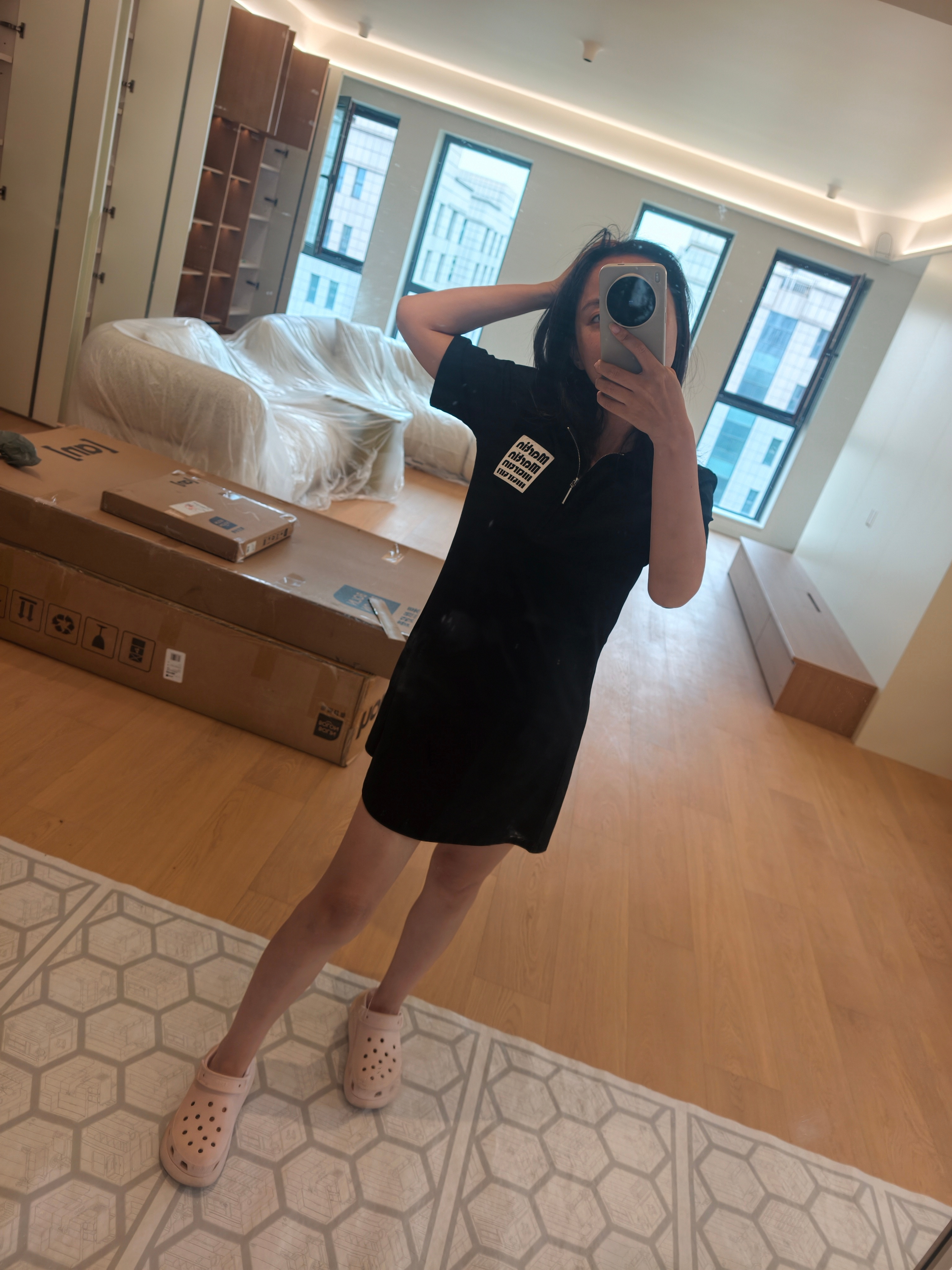 新家装了个巨大的镜子，这得是多臭美的人