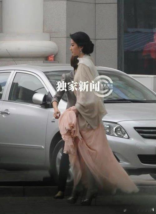 刘亦菲好长的一条人啊​想起了宋慧乔太阳的后裔那段​​​
