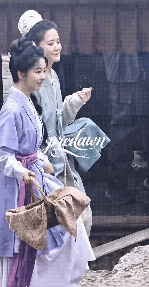 今日兰香路透来喽，我们兰香穿着紫色汉服真的很美，这个显皮肤更白，兰香头上基本没戴