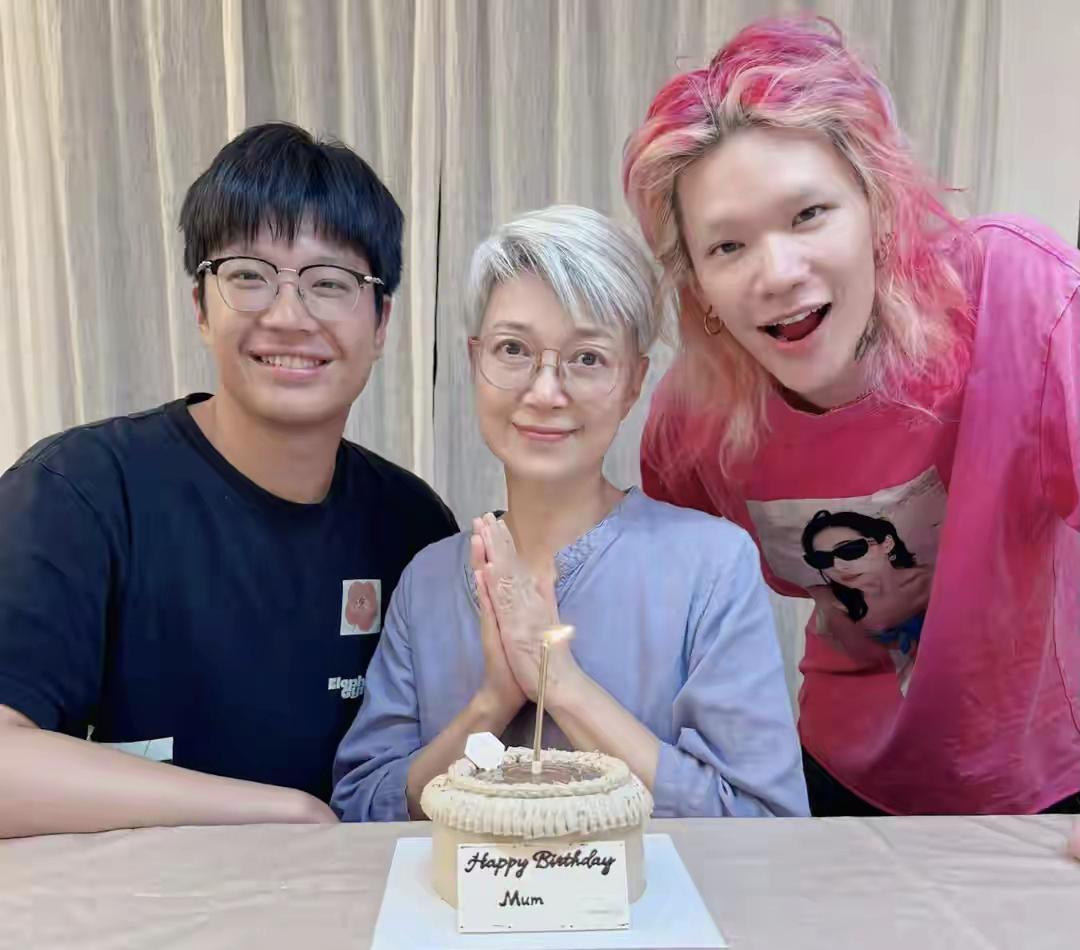 陈敏儿真的好幸运哦，跟施明一样，生前有两个儿子，可是人走了，两个儿子和睦的操办妈