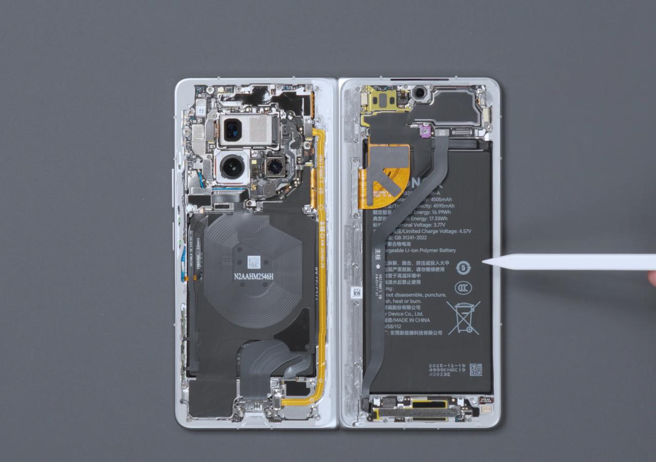 某大V把荣耀MagicV6拆开之后，发现了一些荣耀没有明说的细节1、荣耀M