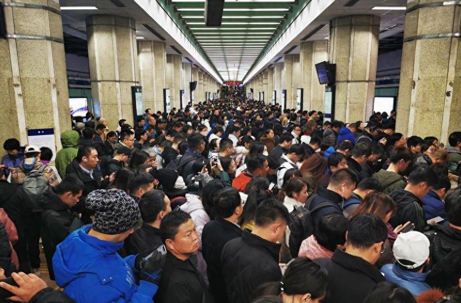 北京地铁一年亏掉229亿，地铁早高峰人贴人，连抬手的空隙都没有。列车一到，站台数
