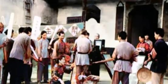 50年代初，一名“地主婆”拒绝交出土地，被土改工作队审判时，所留下的一张老照片，