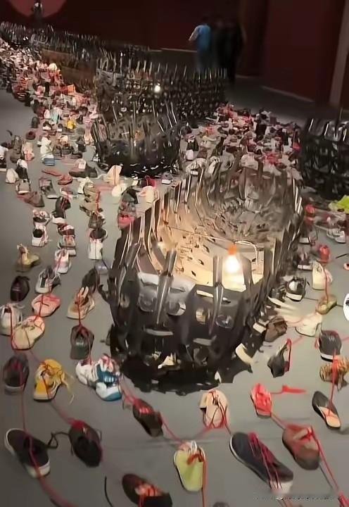 今天去天津美术馆本来想沾沾艺术气息，结果差点没把魂吓飞。一进那个展厅，满眼都