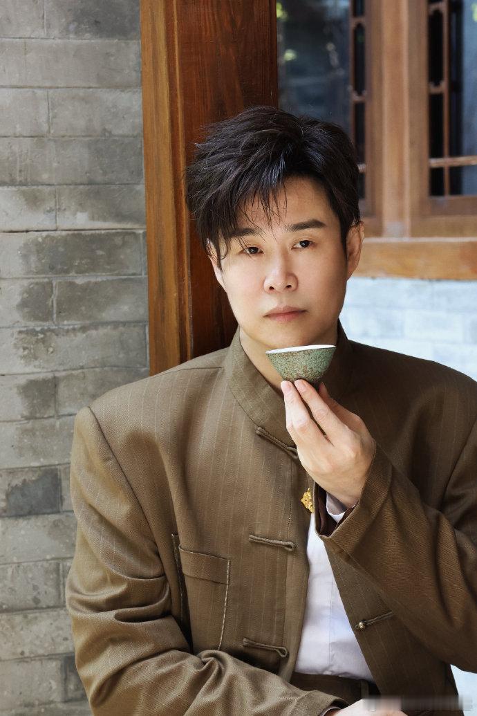 披荆斩棘直播谁给小沈阳设计的双开门披荆斩棘三七分身材优势彻底发挥，双开门西装上身