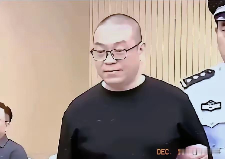 他留给儿子那句“好好读书，别背锅”，可能是我听过最不像临别赠言的赠言。你看啊，官