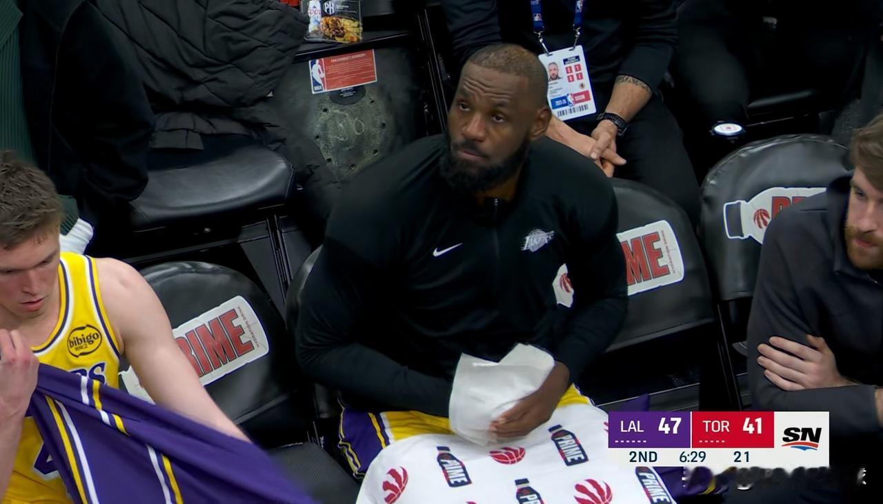 湖人大将八村垒真是太会拍马屁了！在今天湖人客场以123：120力克猛龙的赛后采访