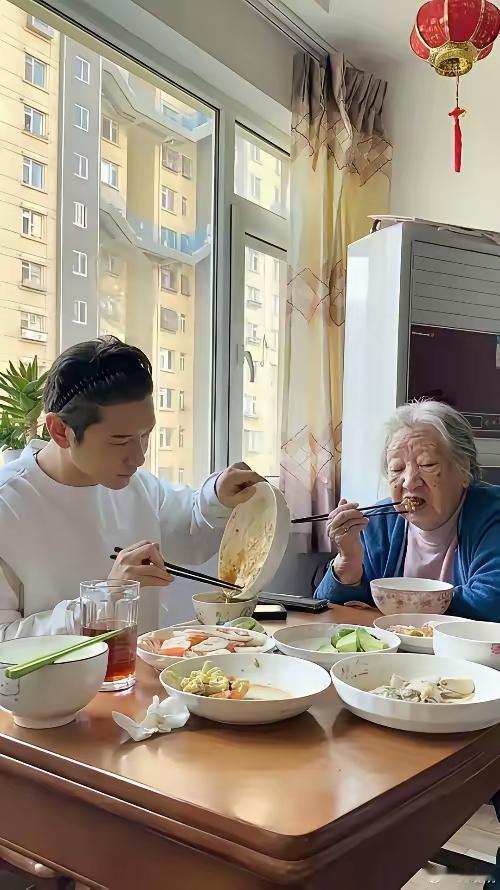 大明星吃这么多，居然还这么瘦？到底怎么保持身材的？