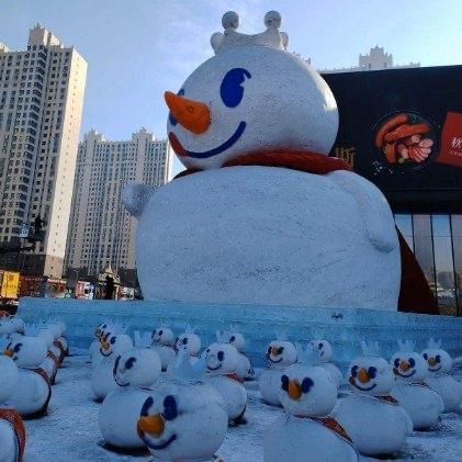 2月13日晚，哈尔滨哈西万达广场门口的“雪王”“鸡王”雪雕突然被连夜拆除，连带着