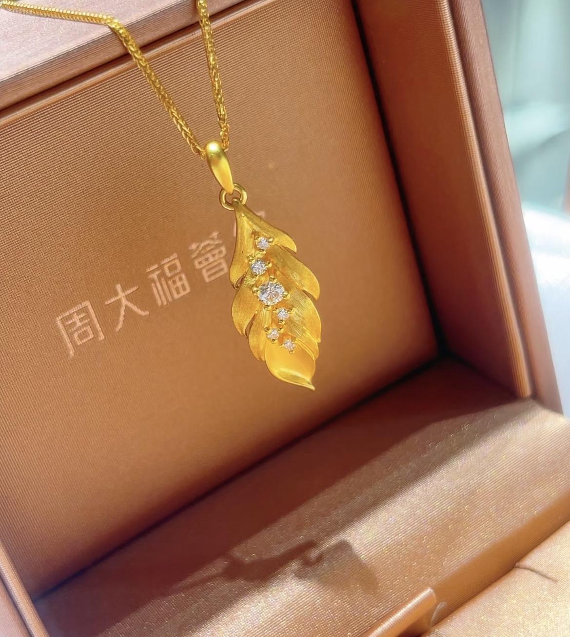 戴上重10克的金项链是什么感觉？周大福的老师傅能把它做得比你羽绒服里的鸭绒还轻