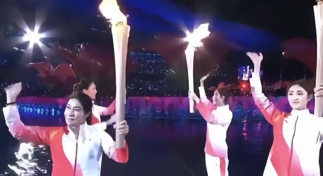 全运会开幕式最让人挪不开眼的，不是明星表演，是郭晶晶举火炬那几十秒。一身红