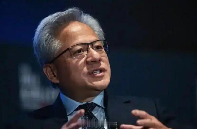 黄仁勋这次说了一句很现实的话：美国限制英伟达卖给中国，最后可能不是中国输了，而是英伟达先丢了市场。英
