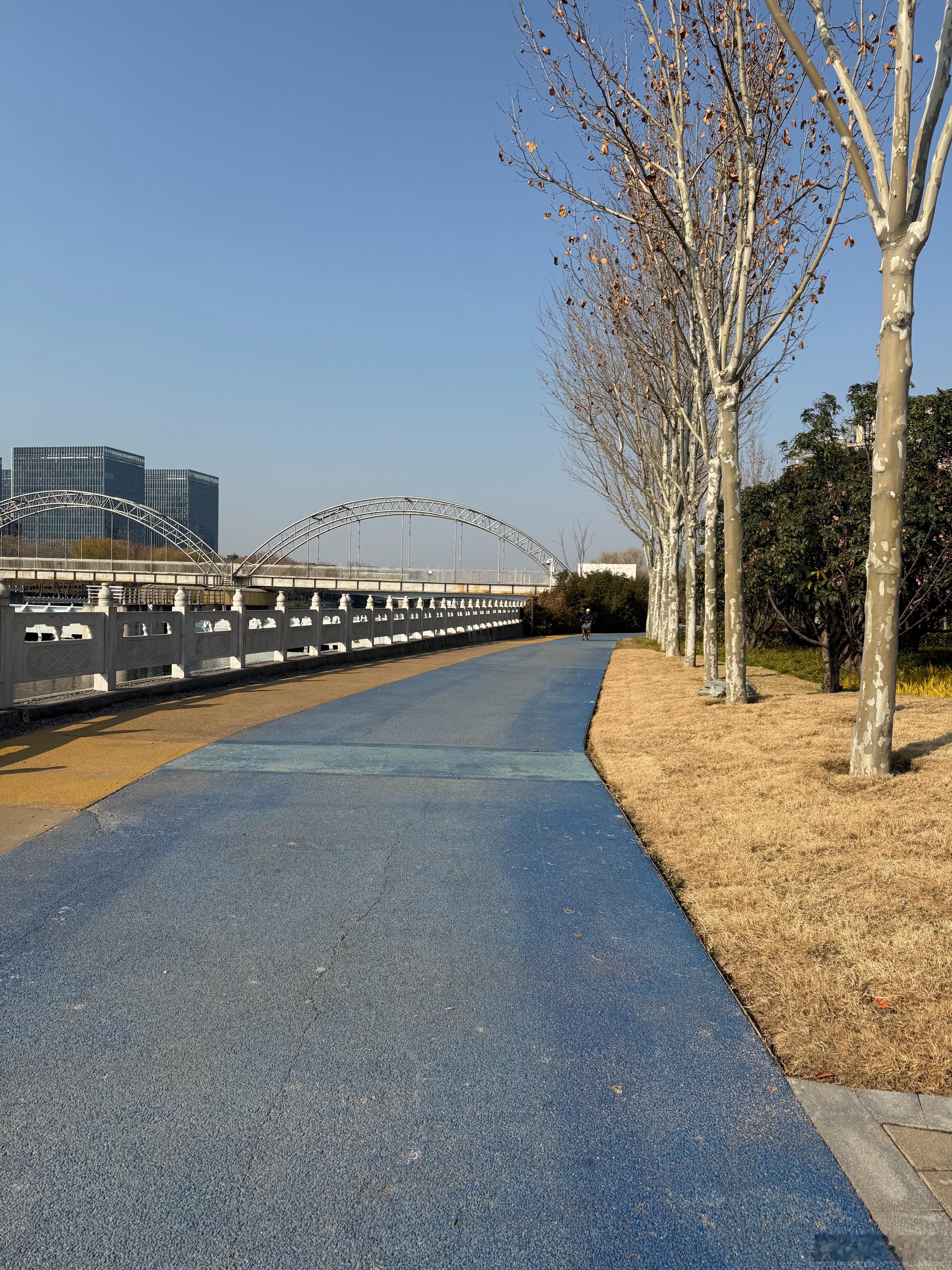 跑步天气晴朗，尽管气温依旧很低，但这一切都无法阻挡我完成5000米跑步的决心。