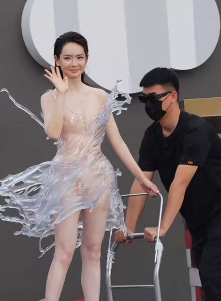 戚薇身上穿的裙子居然高达16公斤？最近不少明星亮相芭莎红毯，搞笑的是，戚薇居然坐着小推车上台，工作人