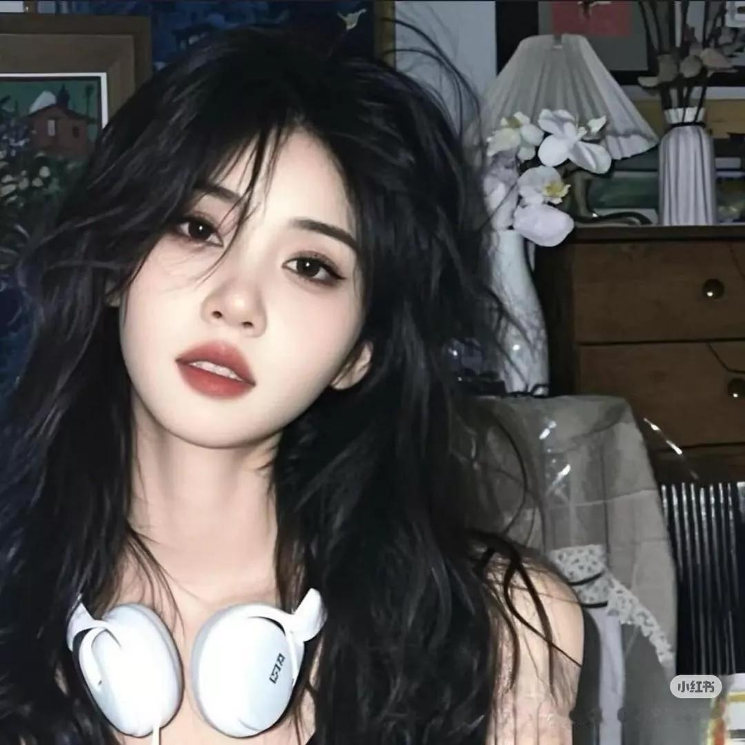 宅家氛围感，戴上耳机开启音乐时光！居家惬意感戴耳机听声音宅家少女感耳机听歌