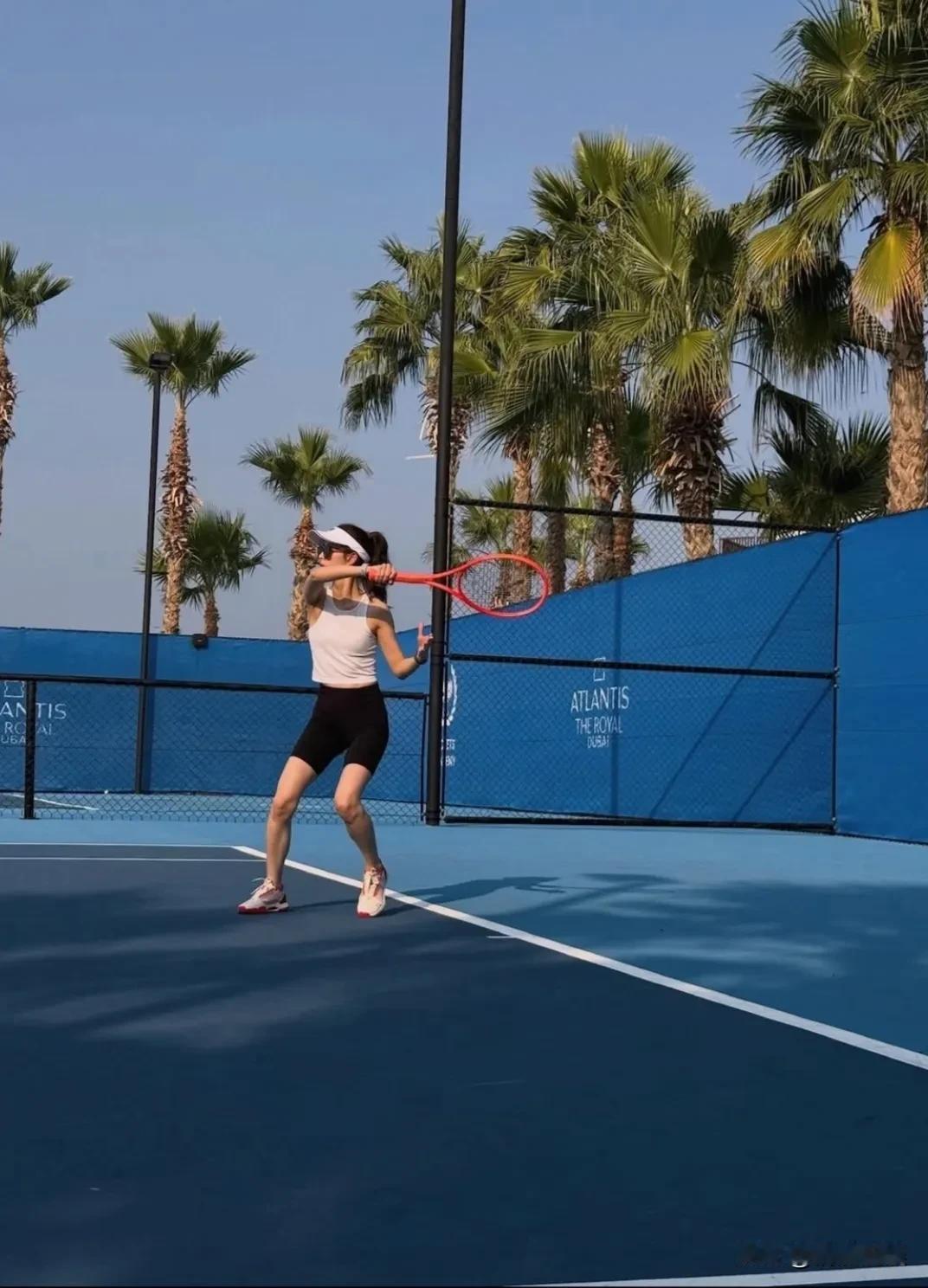 章泽天走到哪都不忘健身啊，真是太自律了！她穿着无袖背心，运动短裤，扎着高马尾，