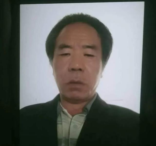 那晚我路过深圳湾公园，路灯下站着一个穿黑风衣的人，一动不动，像雕塑。我没多想，