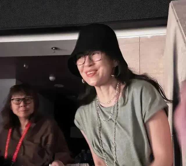 章子怡素颜杀进王力宏演唱会，眼镜长裙美到全网疯截！