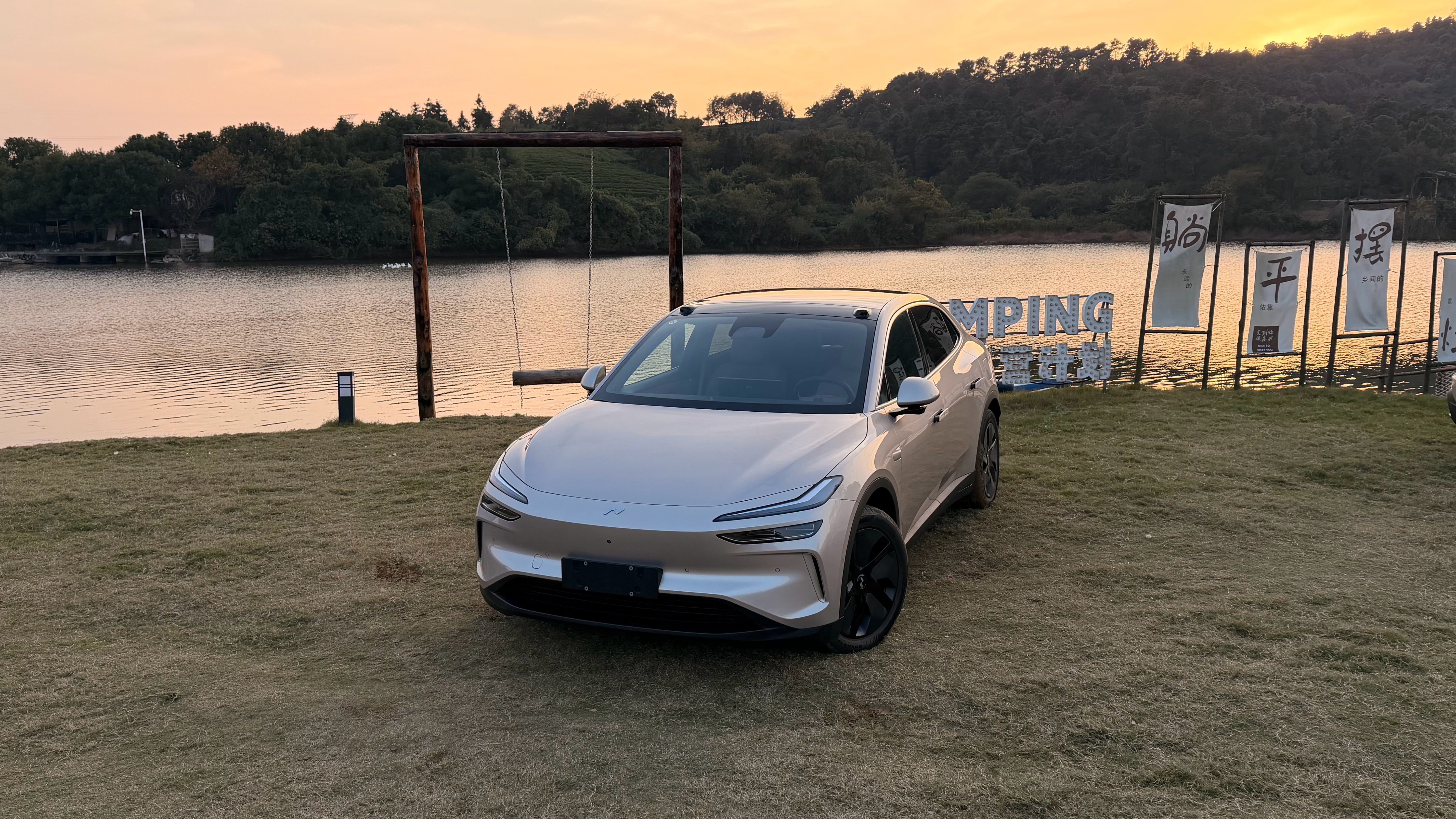 我承认我曾经对乐道L60这台车有一定成见。曾经我是觉得，它的定位很尴尬，有点高不