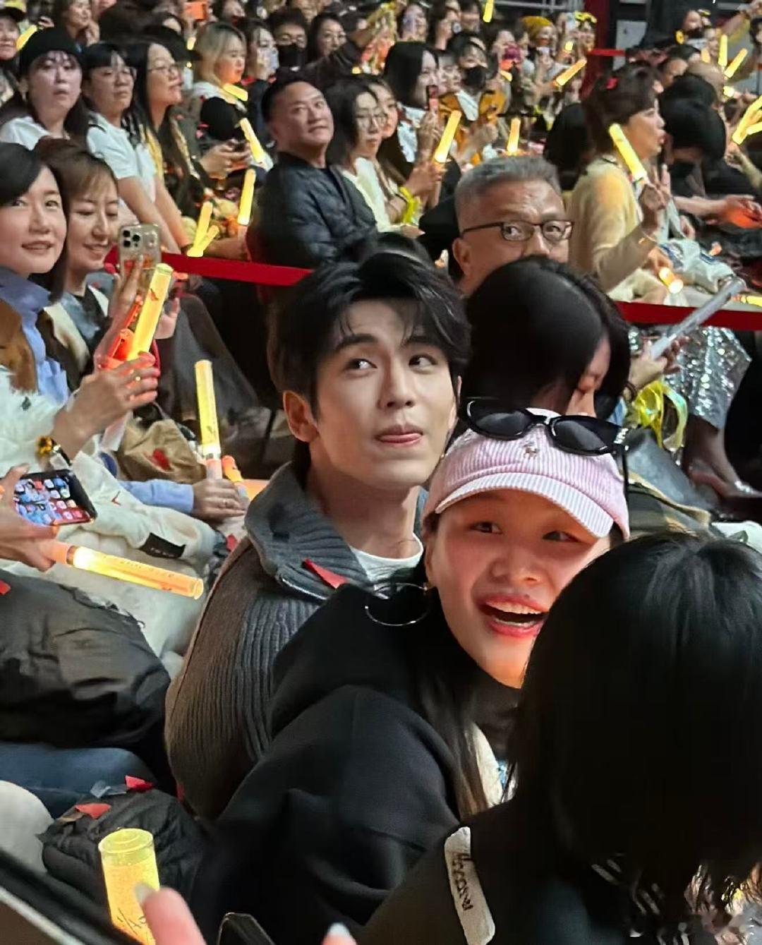 张凌赫金靖一起去看刘宇宁演唱会，这样拍都这么好看这男人得多绝