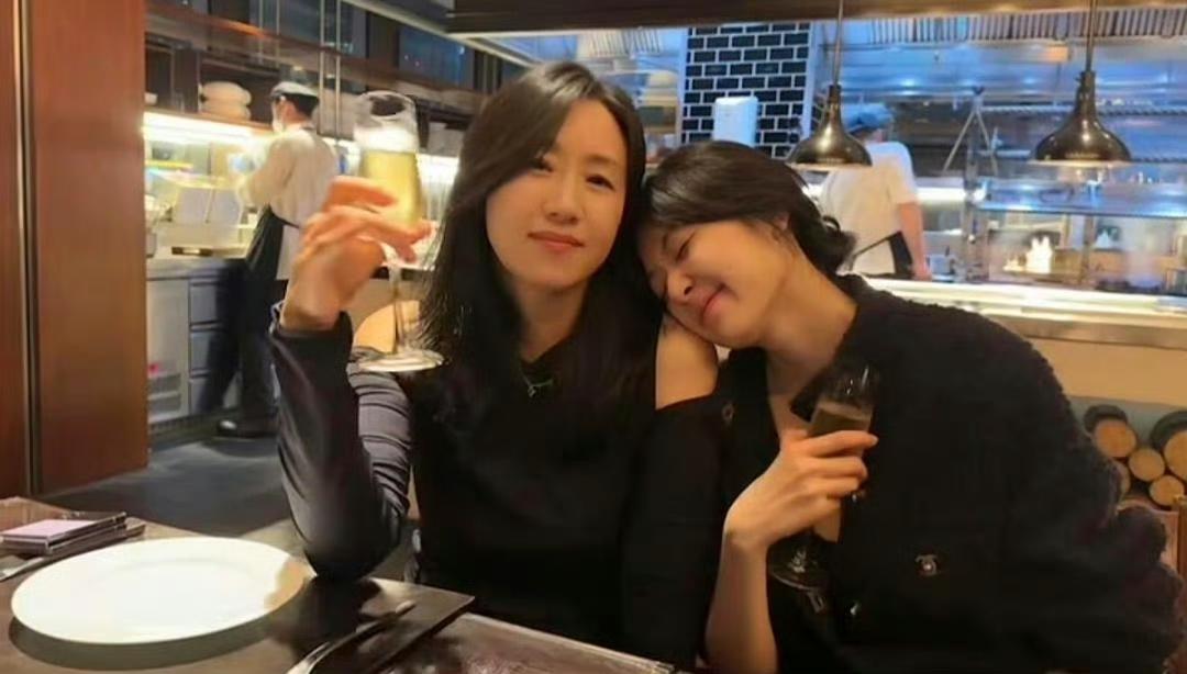 孙千与妈妈同框，母女长相宛若复制粘贴！！！网络上有几组孙千和母亲的合照流出