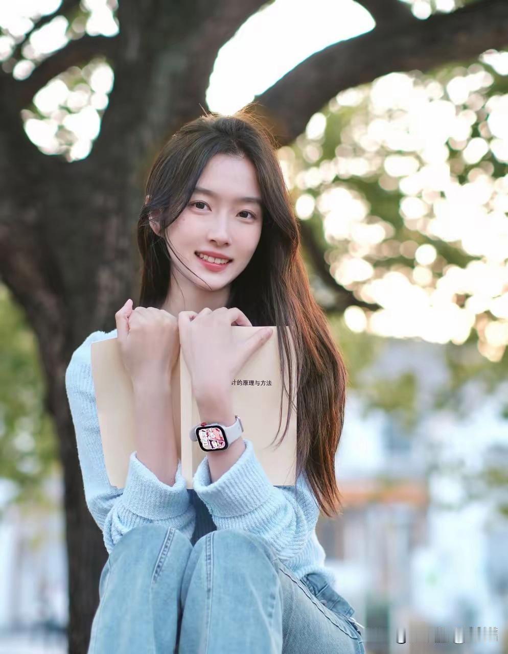 阳光下的微笑，真的能带来温暖如初的美好时光。就像在平淡日子里，那一抹不经意的笑容