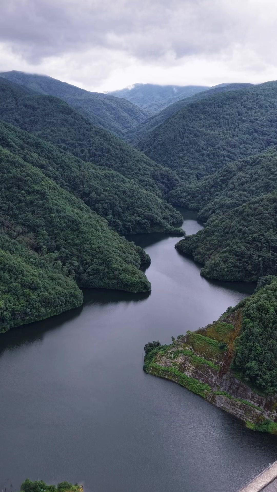 在云南哀牢山徒步，突然发现一座山的轮廓越看越像趴在水面的鳄鱼，大自然的鬼斧神工太