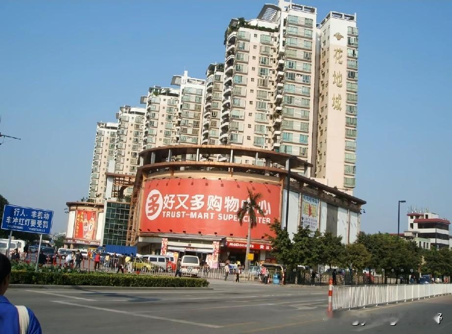 网友发布的一组拍摄于20年前左右的广州老照片。那时网络和电商经济远没今天那么发达