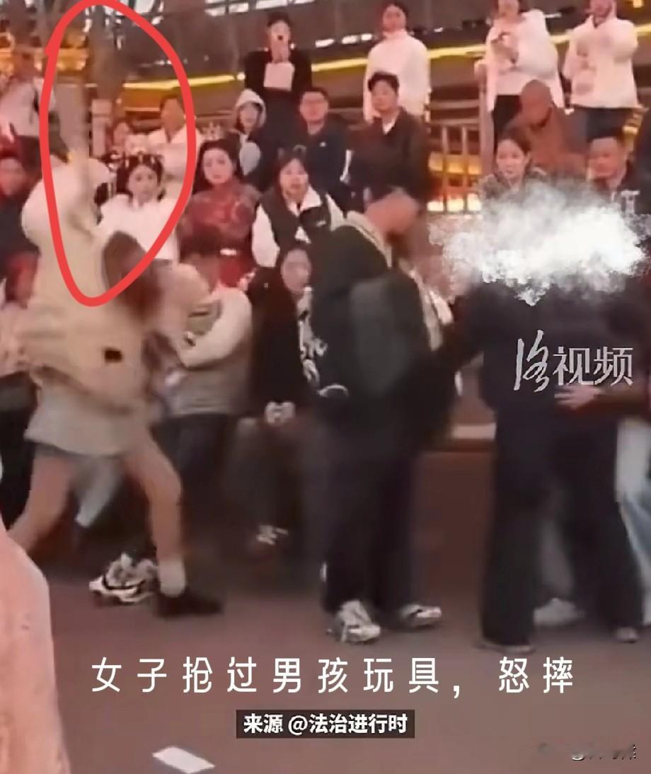 情绪可以失控，但理智不能失控。没有管好自己的宠物，别人礼貌提醒了，仍我行我素