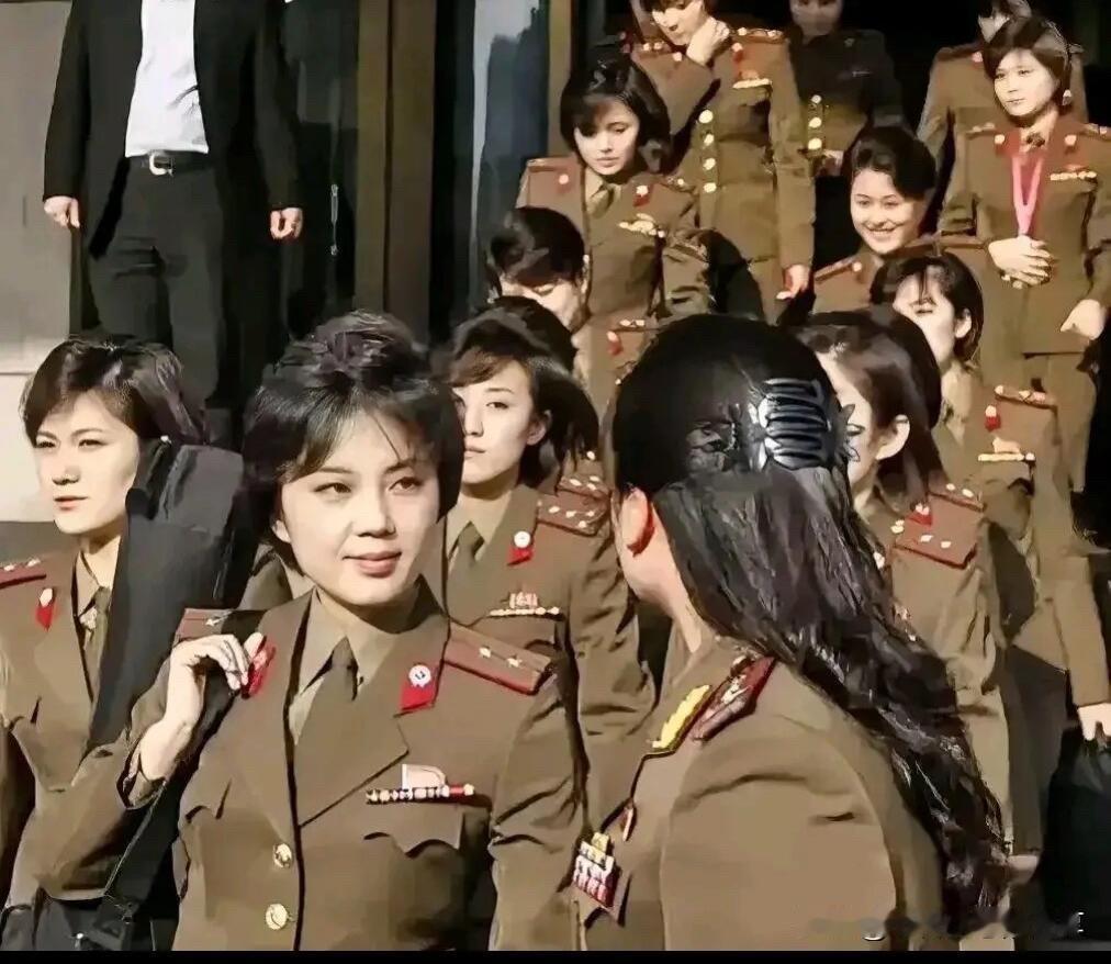朝鲜牡丹峰乐团的美女们长的好漂亮啊，素颜皮肤白皙水嫩，大家闺秀即视感，隔着屏幕都