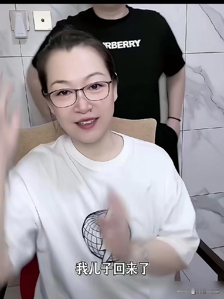 赵本山老婆马丽娟，每个月就领4200块退休金？你没听错！手里拎着40万的爱马