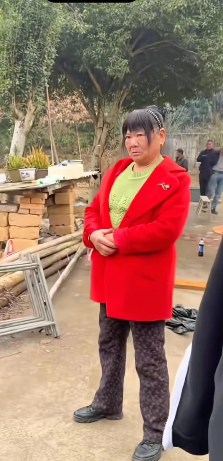 相由心生真的太有道理了，株洲杀猪饭这事里的这位大妈，那副唯利是图的模样，