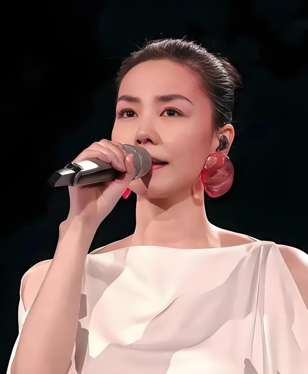 谢贤突然离世，这下全网都在纠结王菲要不要出席葬礼。他俩连一张正经同框合照都没有