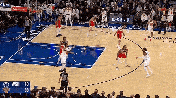 尼克斯超级中锋唐斯也太硬了吧！在今日尼克斯对阵奇才的第二节比赛中，唐斯低位持