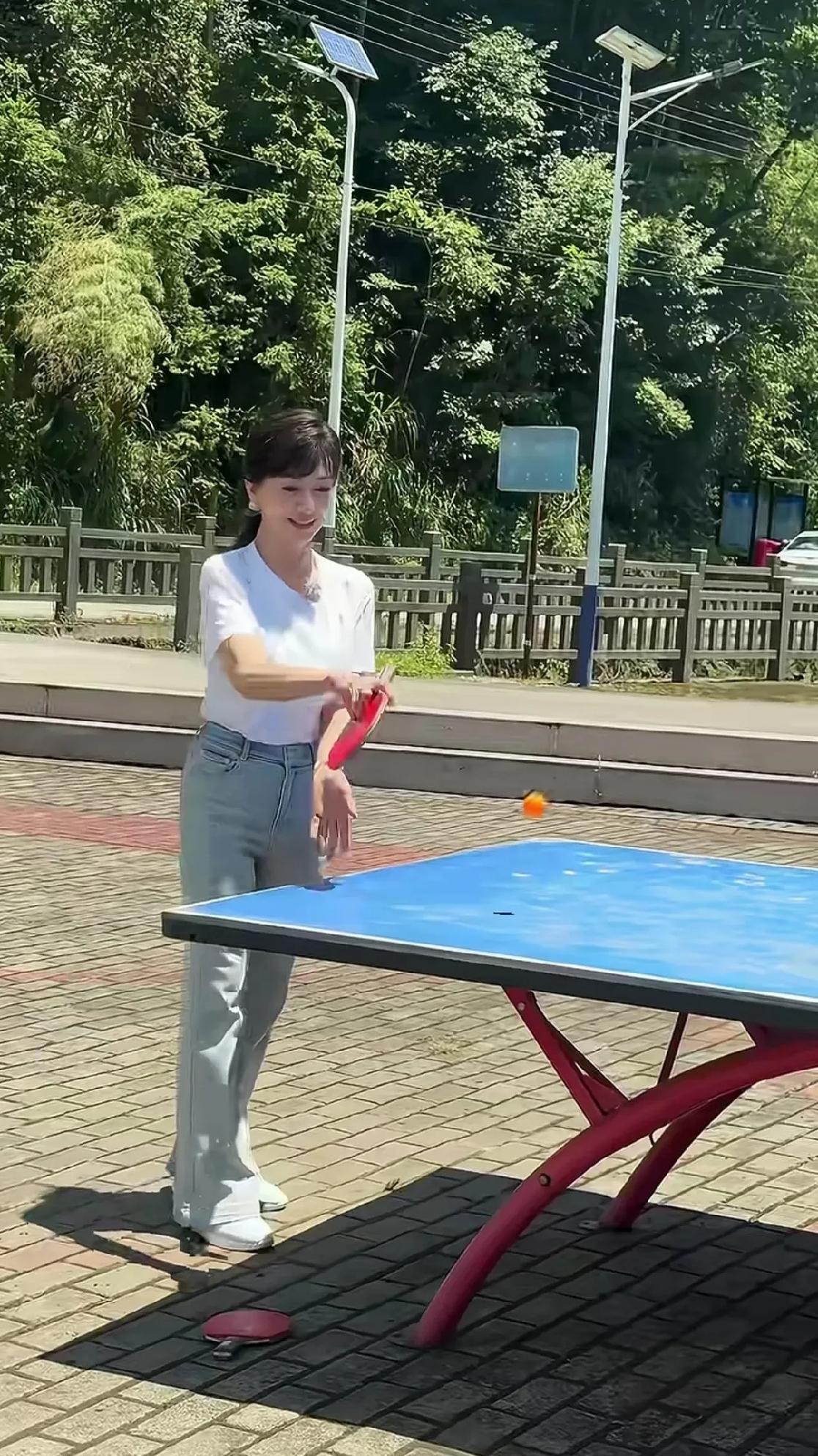 冯程程？！这位是赵雅芝姐姐呀～她分享过做好防晒、规律运动、饮食清淡少糖，最关键