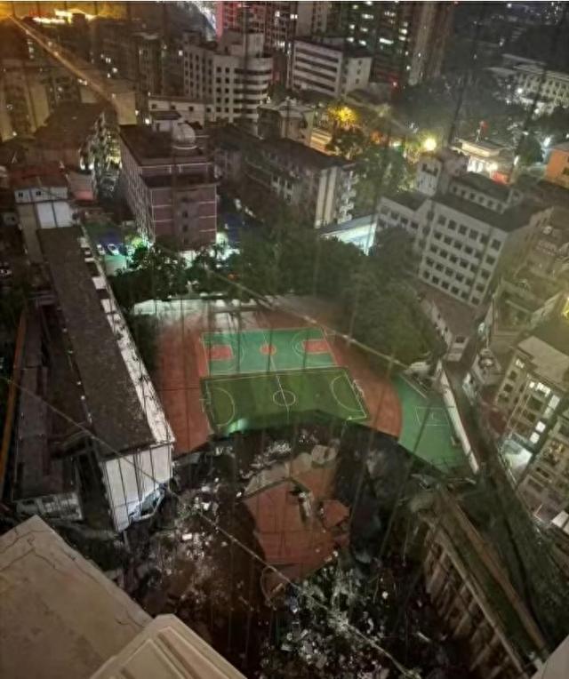 湖南邵阳一学校半个操场突坍塌, 事发深夜未造成人员伤亡, 坍塌原因尚在调查