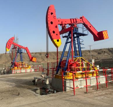 一架空客A320加满油需要24.2吨煤油。按照炼油厂的实际提炼比例，一吨原油能产