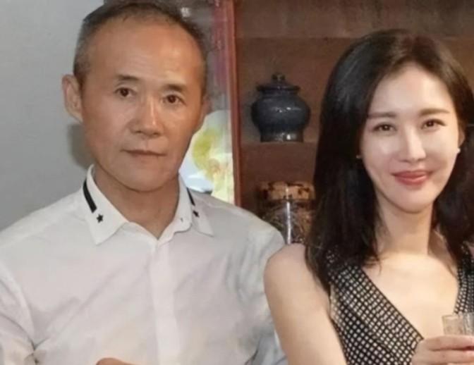 1983年的一个深夜，王石把300万，相当于现在的1亿8千万交到妻子手里：“给，