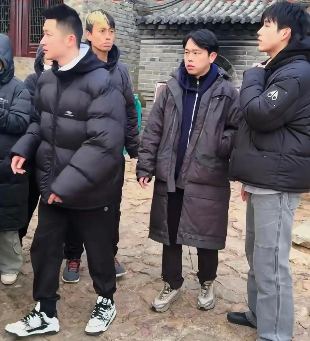 陈凯歌的27岁大儿子陈雨昂和25岁小儿子陈飞宇到大孤山祈福，兄弟俩站在一起，颜值