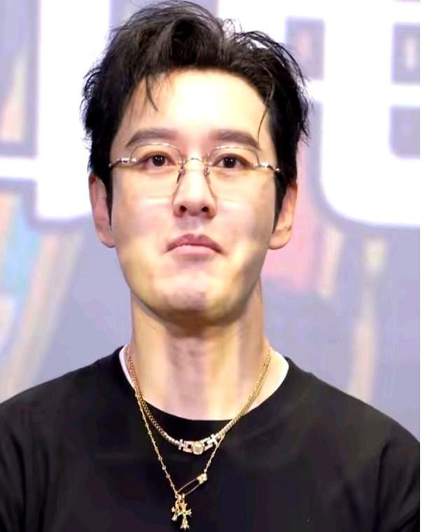 黄晓明带叶珂参加家宴，黄妈妈说叶珂不如杨颖好看。黄妈妈还评价叶珂脸是高科技，