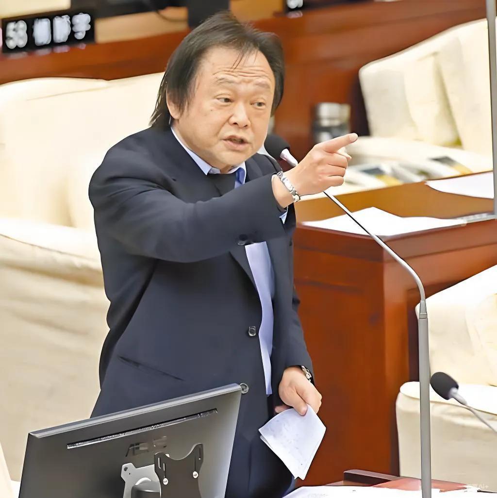 王世坚这人挺有意思。两个派系谁也不沾。偏说自己是